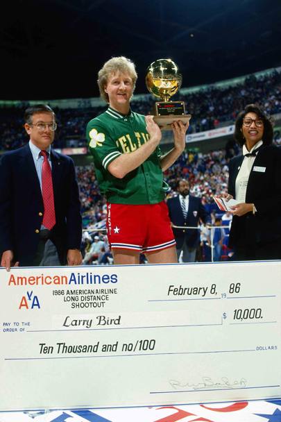 1986: Larry Bird con trofeo e assegno gigante da 10mila dollari conquistato a Dallas